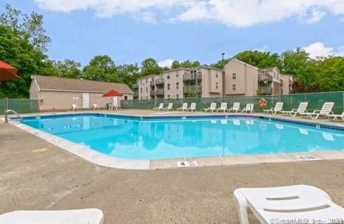 105 Heather Rdg, Huntington CT  06484-4688 exterior