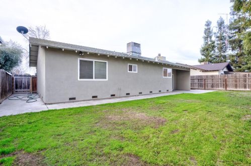 725 Bennington Ave, Turlock CA 95382-0306 exterior