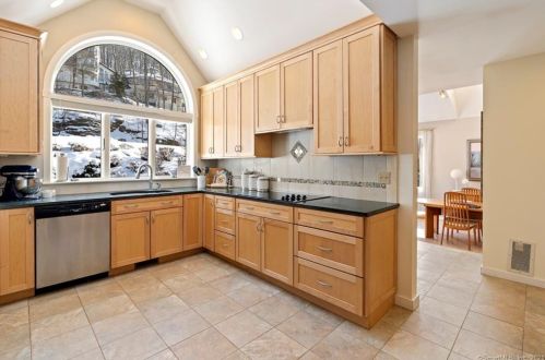 85 Mountain View Rd, Glastonbury, CT 06033-3525