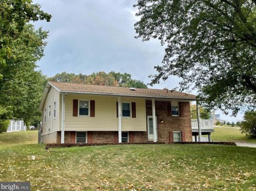 559 Sunset Dr, Hanover, PA 17331-9733