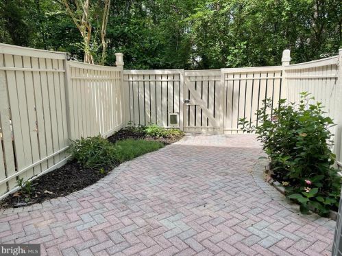 1605 Fieldthorn Dr, Herndon, VA 20194-1533