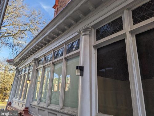 5122 Broad St, Philadelphia, PA 19112-1405