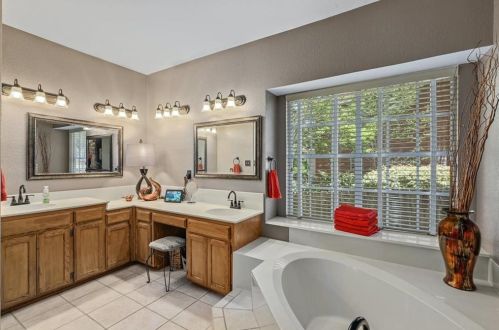 3918 Caney Crk Rd, Austin TX  78732-2216 exterior