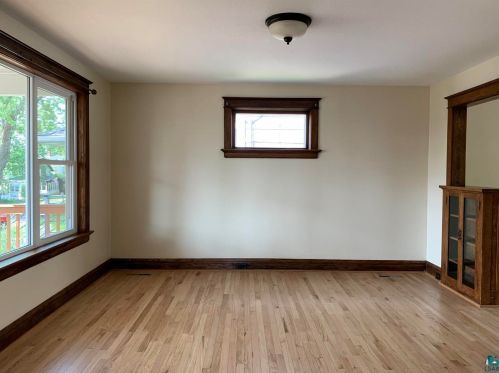 1323 10th St, Duluth, MN 55805-1511