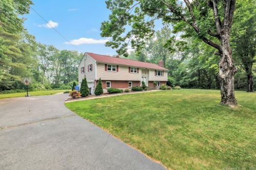 33 Richards Dr, Upper Stepney, CT 06468-2323