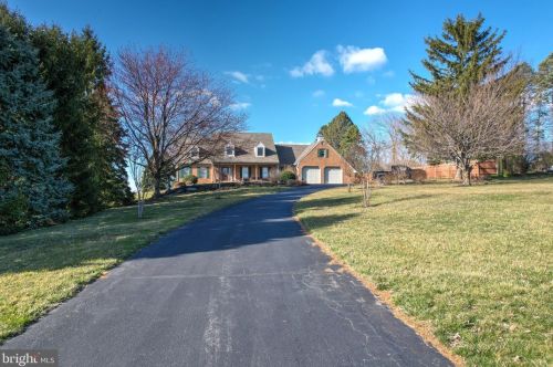 2045 Rockvale Rd, Lancaster PA  17602-1405 exterior