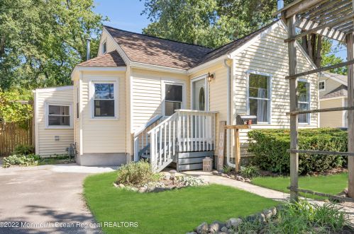 74 Pacific Ave, Middletown, NJ 07748-5758