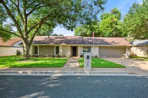 2207 Baltusrol Dr, Austin TX  78747-1202 exterior
