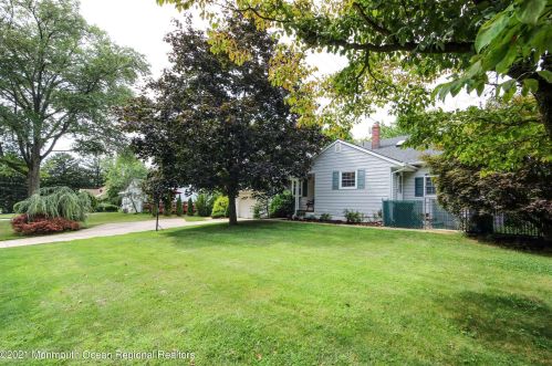 9 Mayfair Rd, Holmdel Village, NJ 07733-1426