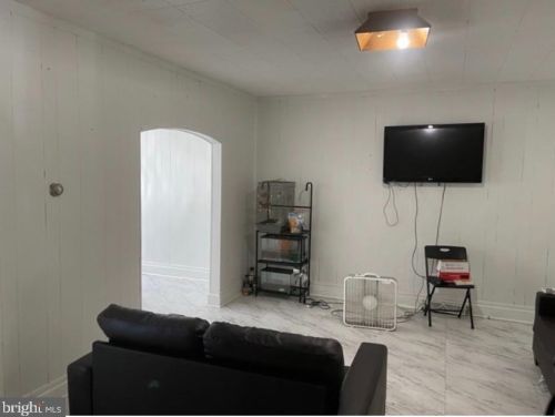 726 Tulip St, Camden, NJ 08104-2543