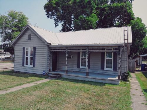 604 5th St, Brownsville, IL 62821-1110