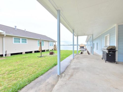 1800 Larrabee St, Taylor Lake Village, TX 77586-3202