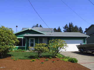 1038 Fogarty St, Newport, OR 97365-2609