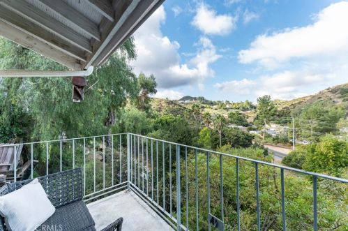3539 Pansy Dr, Calabasas, CA 91302-2072