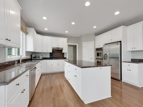 6887 Fieldstone Dr, Willowbrook IL  60527-5295 exterior