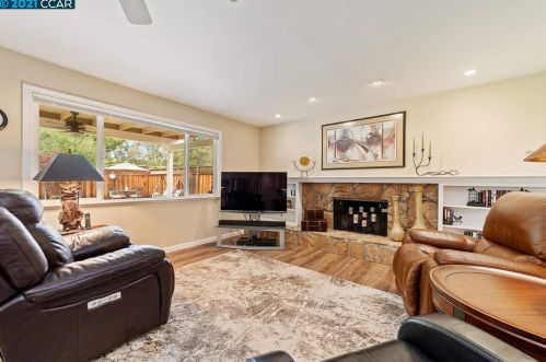 907 Hastings Dr, Concord CA  94518-3821 exterior