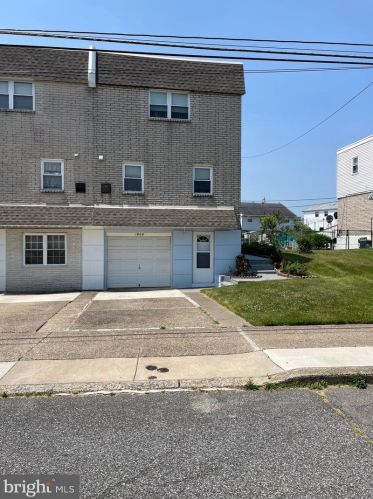 1868 Foster St, Philadelphia, PA 19116-3824