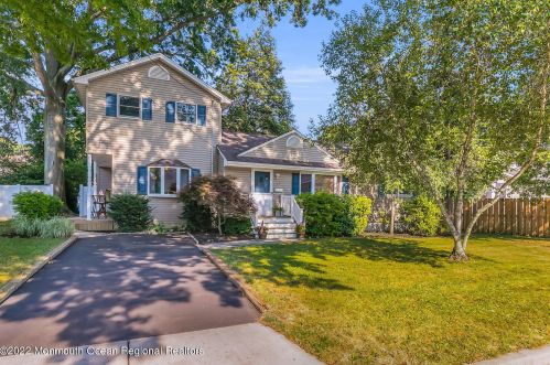 13 Jefferson St, Tinton Falls, NJ 07701-5713