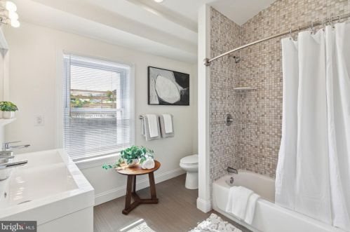 546 Manton St, Philadelphia PA 19147-5118 exterior