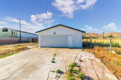9357 Bellegrave Ave, Riverside CA  92509-2738 exterior