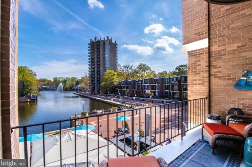 1616 Chimney House Rd, Herndon, VA 20190-4301
