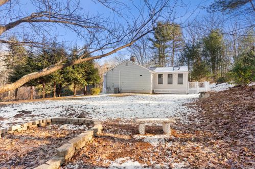 33 Mammoth Rd, Londonderry NH  03053-4030 exterior