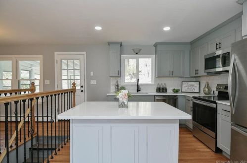 10 Cobblers Ct, Niantic CT  06357-1310 exterior