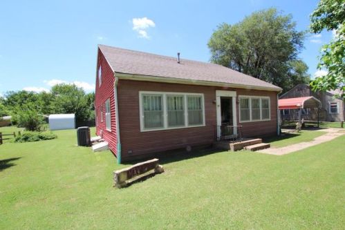 1712 Oak St, Harper, KS 67058-1633