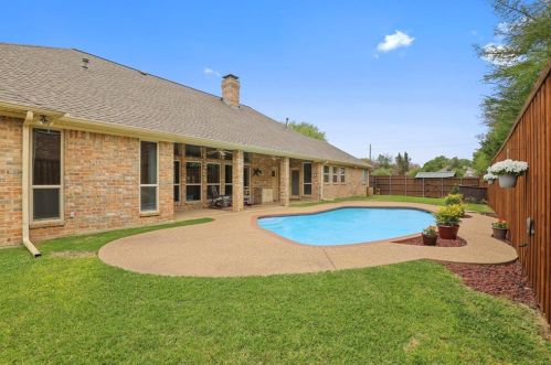 2221 Lorraine Dr, Carrollton TX 75006-4322 exterior