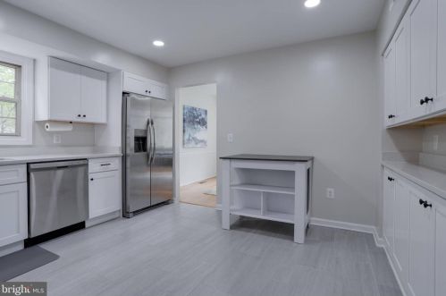 5707 Oak Leather Dr, Springfield VA  22015-2315 exterior