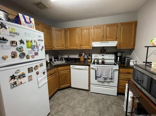 1609 Twin Circle Dr, Wapping, CT 06074-2690