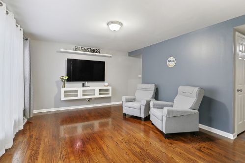 207 Linn Ct, North Aurora, IL 60542-1389