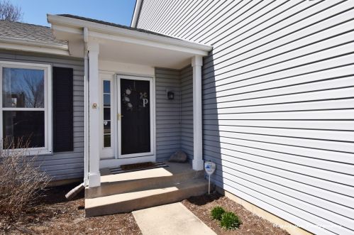 204 Mistwood Ln, North Aurora, IL 60542-1097