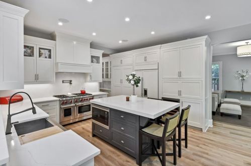 800 Lake Summit Dr, Atlanta GA  30342-1975 exterior