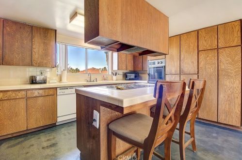 5910 Intervale Dr, Riverside CA  92506-4049 exterior