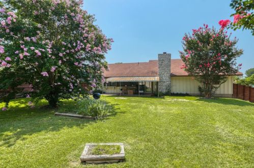 6430 Bridgewater Dr, Austin TX  78723-3927 exterior