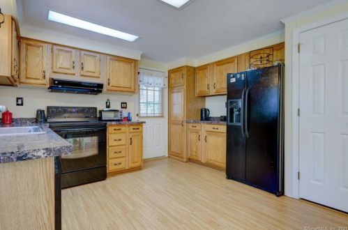4 Three Garden Ter, Southington CT  06489-1828 exterior