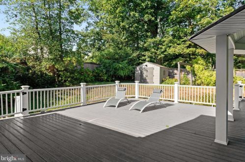 6808 Houndmaster Rd, Springfield VA  22152-2715 exterior
