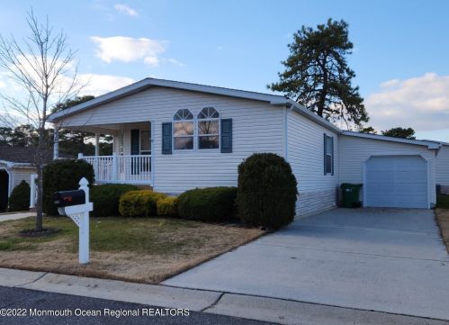 721 Evergreen Ct, Lakehurst, NJ 08759-3513