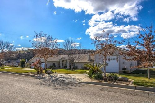 9984 Walnut Tree Ln, Yucaipa, CA 92399-2989