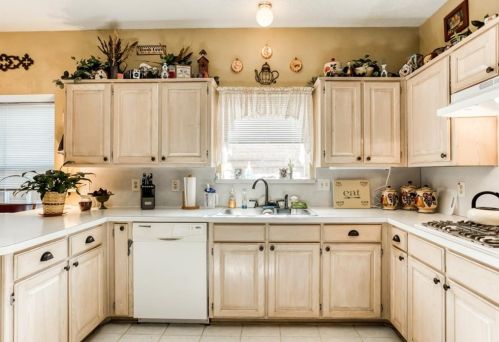 2210 Meadowstone Dr, Carrollton TX 75006-2642 exterior