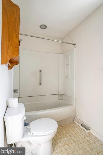 402 Coreopsis Dr, Lancaster PA  17602-1143 exterior