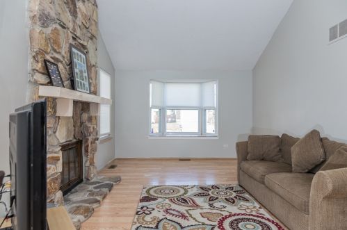 1292 Caribou Trl, Carol Stream, IL 60188-9012