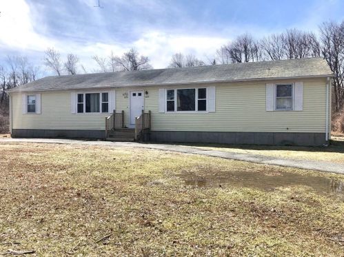 620 Dry Bridge Rd, North Kingstown, RI 02852-5215