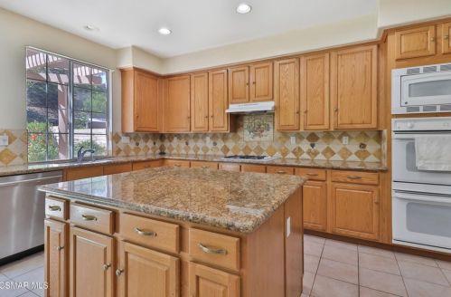 735 Eisenhower Way, Simi Valley CA 93065-8361 exterior