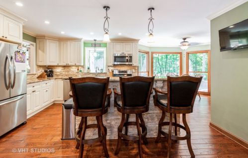 10 Crestview Dr, Oswego, IL 60543-9474