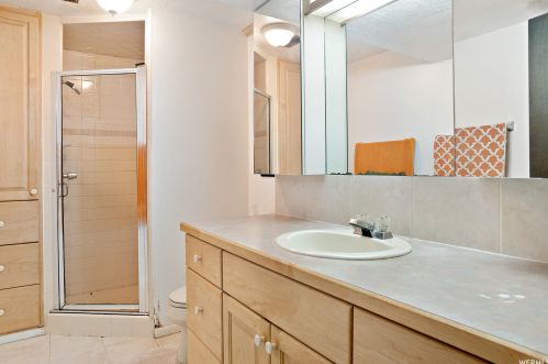 1960 Camelot, Taylorsville UT 84084-3206 exterior