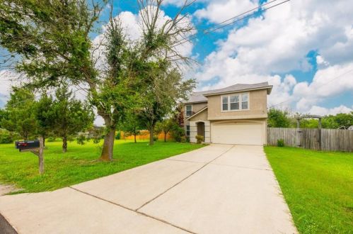 386 Siebert Dr, Uhland TX  78640-5085 exterior