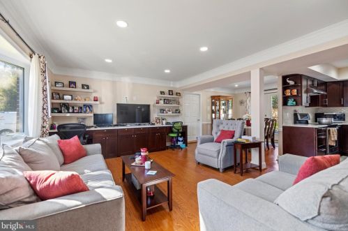 7319 Beverly Park Dr, Springfield VA  22150-3162 exterior