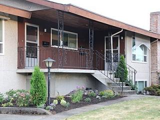 825 62nd St, Seattle WA  98115-5517 exterior